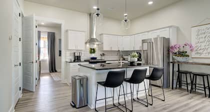 New low prices! Hot tub, pool, boat docks!