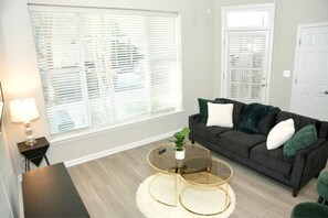 Smart TV - Lavish Getaway, Best of the city, FREE parking!
 (Atlanta)