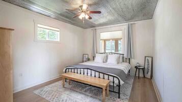 3 soveværelser, skrivebord, strygejern/strygebræt, weekendseng