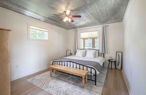 3 dormitorios, escritorio, tabla de planchar con plancha y cuna de viaje