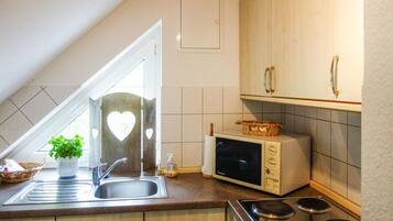 Kühlschrank, Herdplatte, Wasserkocher mit Kaffee-/Teezubehör