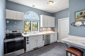 Kylskåp, mikrovågsugn, ugn och spishäll