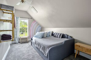 5 habitaciones, tabla de planchar con plancha y cuna de viaje 