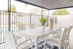 Outdoor dining - ༄The Sweet Life༄Pool Heater, Jacuzzi, Arcade! (Phoenix)