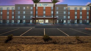 A hotel with a modern design, featuring a central entrance, multiple floors, and a parking lot. - Woodspring Suites Tolleson - Phoenix West (Tolleson)