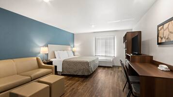 Een bureau, een laptopwerkplek, gratis wifi, beddengoed