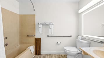 Bañera con ducha, artículos de tocador gratuitos, toallas, jabón