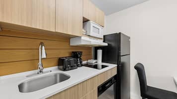 Standard Room, 1 Queen Bed, Non Smoking | Private kitchen