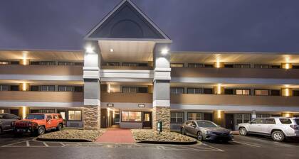 Mainstay Suites Knoxville - Cedar Bluff