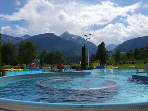 Una piscina cubierta, una piscina al aire libre