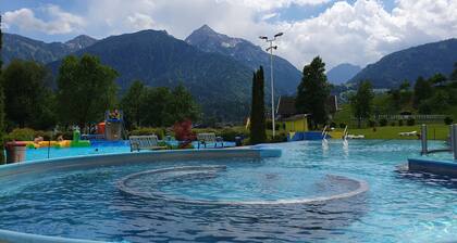 Chalet with EV charger, ski-in ski-out, public pool, near shops and restaurants