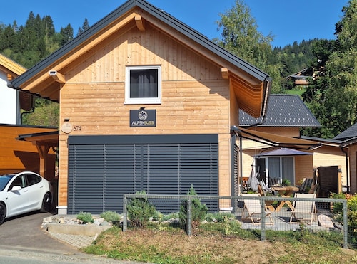 Alpensuss, chalet next to ski slope and shops within walking distance.