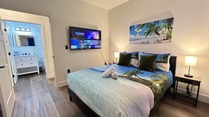 5 quartos, escrivaninha, ferros/tábuas de passar roupa, berço de viagem