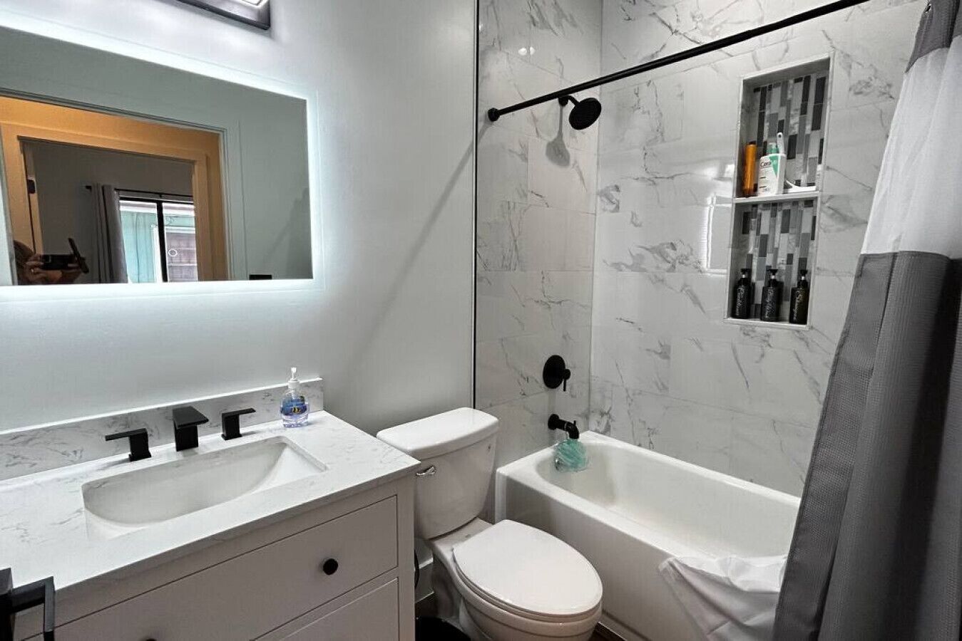 Secador de cabelo, toalhas de banho, sabonete, shampoo