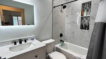 Secador de cabelo, toalhas de banho, sabonete, shampoo