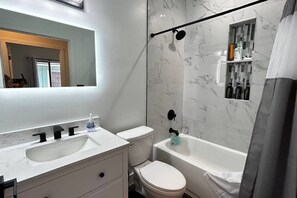 Sèche-cheveux, serviettes fournies, savon, shampoing