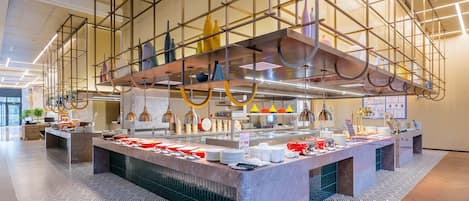 Daily self-serve breakfast (CNY 88 per person)