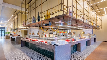 Daily self-serve breakfast (CNY 88 per person)