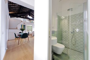 Shower, hair dryer, bidet, towels