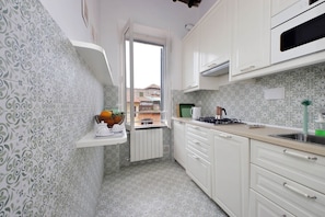 Køleskab, ovn, kogeplade, opvaskemaskine