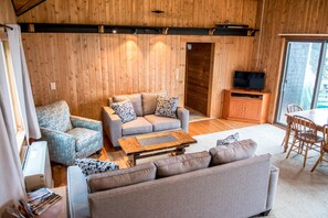 Ferienhaus, Mehrere Betten, Meerblick | Wohnbereich | Fernseher