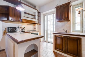 Køleskab, mikrobølgeovn, ovn, kogeplade