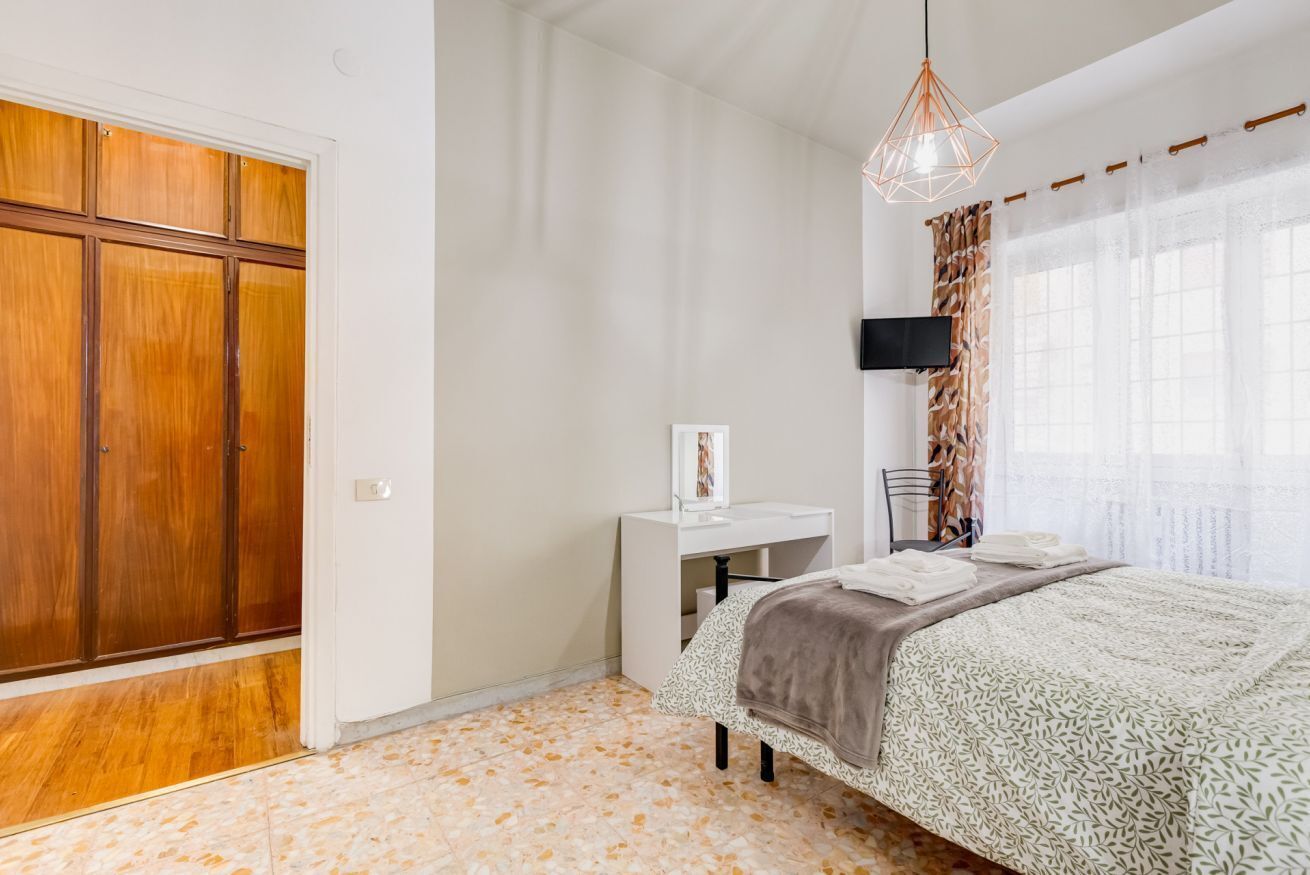 4 chambres, bureau, fer et planche à repasser, lit de bébé portatif