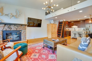A modern living room with a fireplace, a dining area, and a kitchen. - Copper Mtn Condo w/ Heated Pool: Ski-In/Walk-Out! (Frisco)