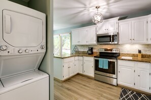 Réfrigérateur, micro-ondes, plaque de cuisson, lave-vaisselle