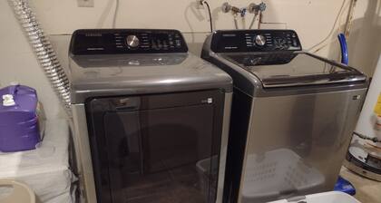 Comfy, spacious 3 bedroom near Rantoul Family Sportsplex.