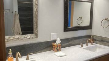 Douche, serviettes fournies, papier toilette