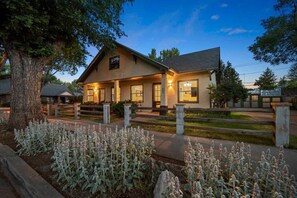 Exterior - Stylish & Cozy Downtown 2 Bedroom Unit w/ Hot Tub (Flagstaff)