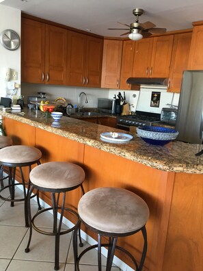 冷蔵庫、電子レンジ、オーブン、コンロ