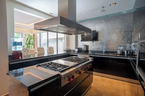Geladeira, micro-ondas, fogão, cooktop