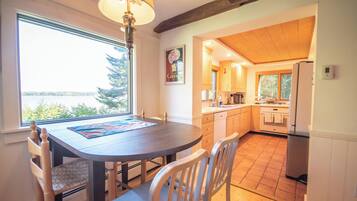 Rumah, Beberapa Tempat Tidur, perapian, pemandangan samudra | Dapur pribadi | Lemari es, microwave, kompor, dan mesin pencuci piring