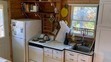 Fridge, coffee/tea maker