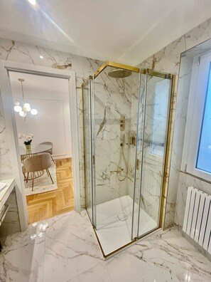 Douche, articles de toilette écologiques, séchoir à cheveux, bidet