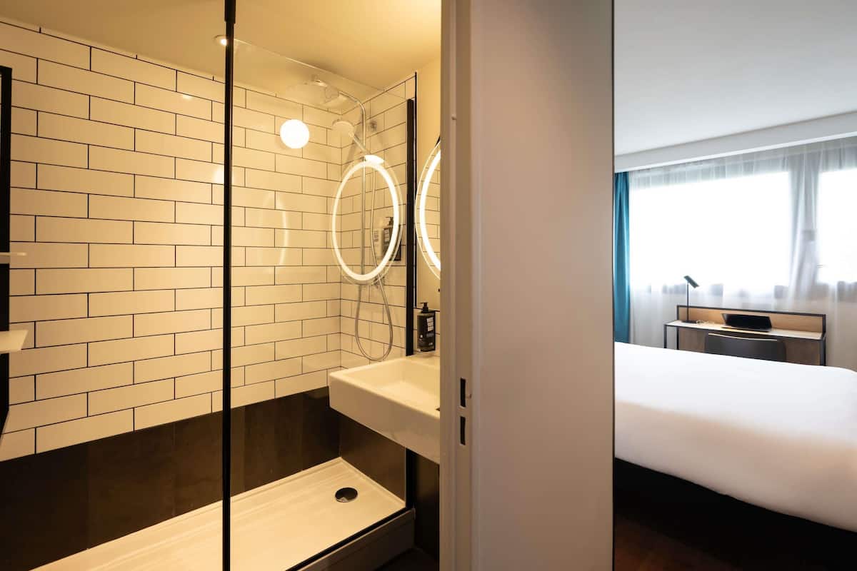 Habitación Premium, 1 cama doble | Minibar, escritorio, cortinas opacas y sistema de insonorización