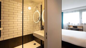 Minibar, escritorio, cortinas blackout y sistema de insonorización