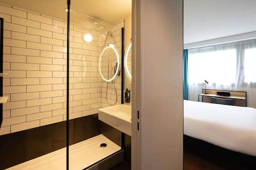 Premium Room, 1 Double Bed | Minibar, desk, blackout drapes, soundproofing