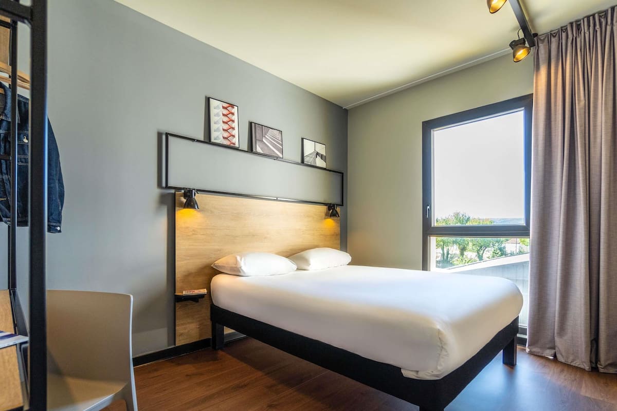 Standard Room, 1 Double Bed | Minibar, desk, blackout curtains, soundproofing