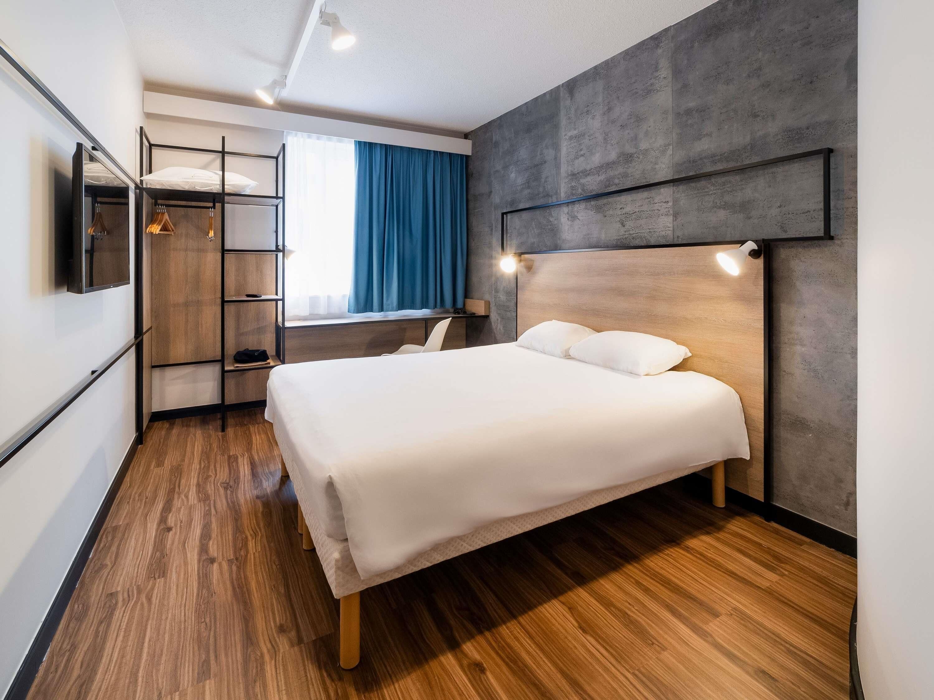 premium room, 1 double bed | minibar, desk, blackout curtains, soundproofing