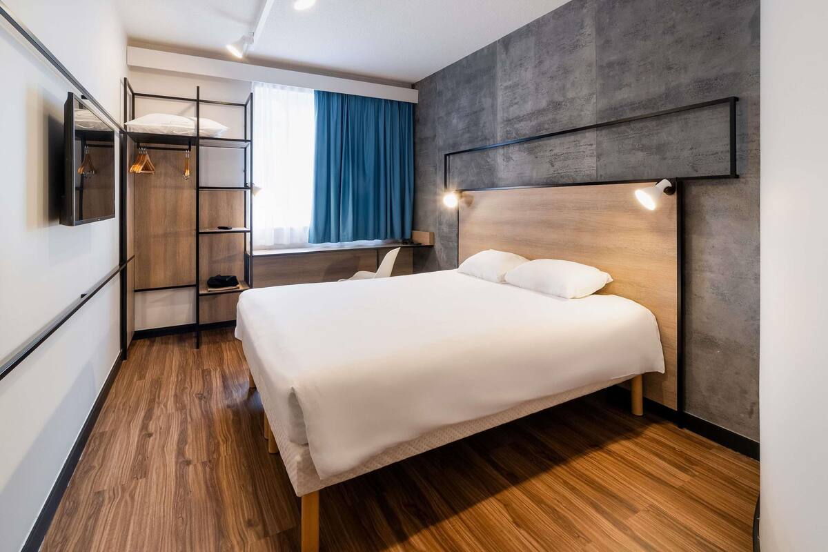 premium room, 1 double bed | minibar, desk, blackout curtains, soundproofing