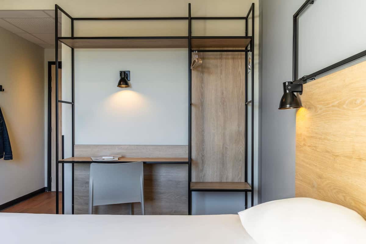 Quarto standard, 1 cama de casal | Frigobar, escrivaninha, cortinas blackout, quartos à prova de som