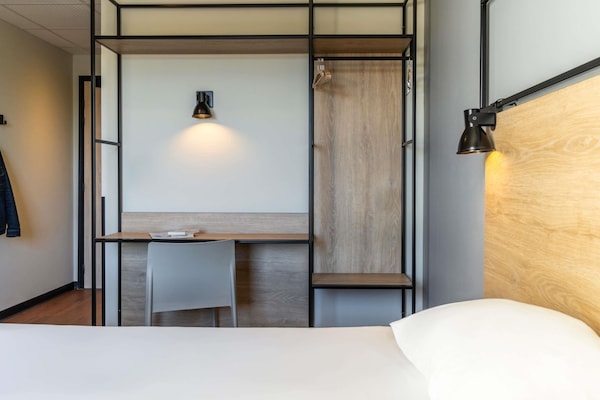 Rom – standard, 1 dobbeltseng | Minibar, skrivebord, blendingsgardiner og lydisolert