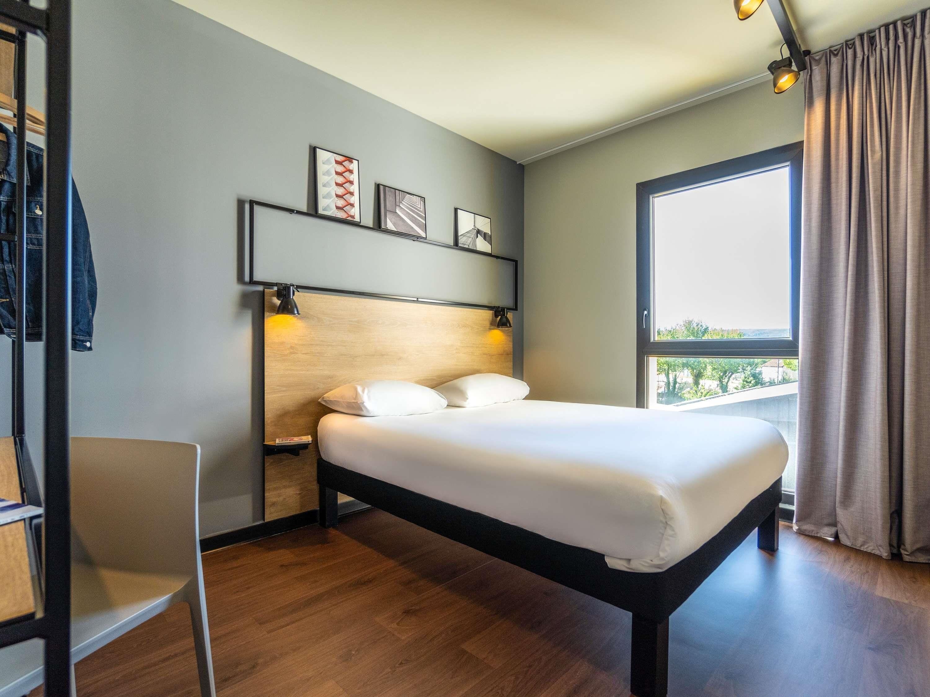 Habitació estàndard, 1 llit doble | Minibar, escriptori, cortines opaques i habitacions insonoritzades 