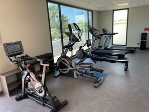 A gym with stationary bikes, treadmills, and a rowing machine. - Ibis Marseille Marignane Technopole (Marignane)