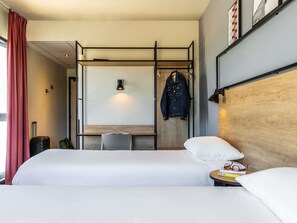 Minibar, skrivbord, mörkläggningsgardiner och ljudisolering