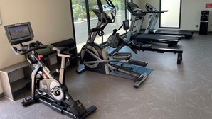 A gym with stationary bikes, treadmills, and a rowing machine. - Ibis Marseille Marignane Technopole (Marignane)