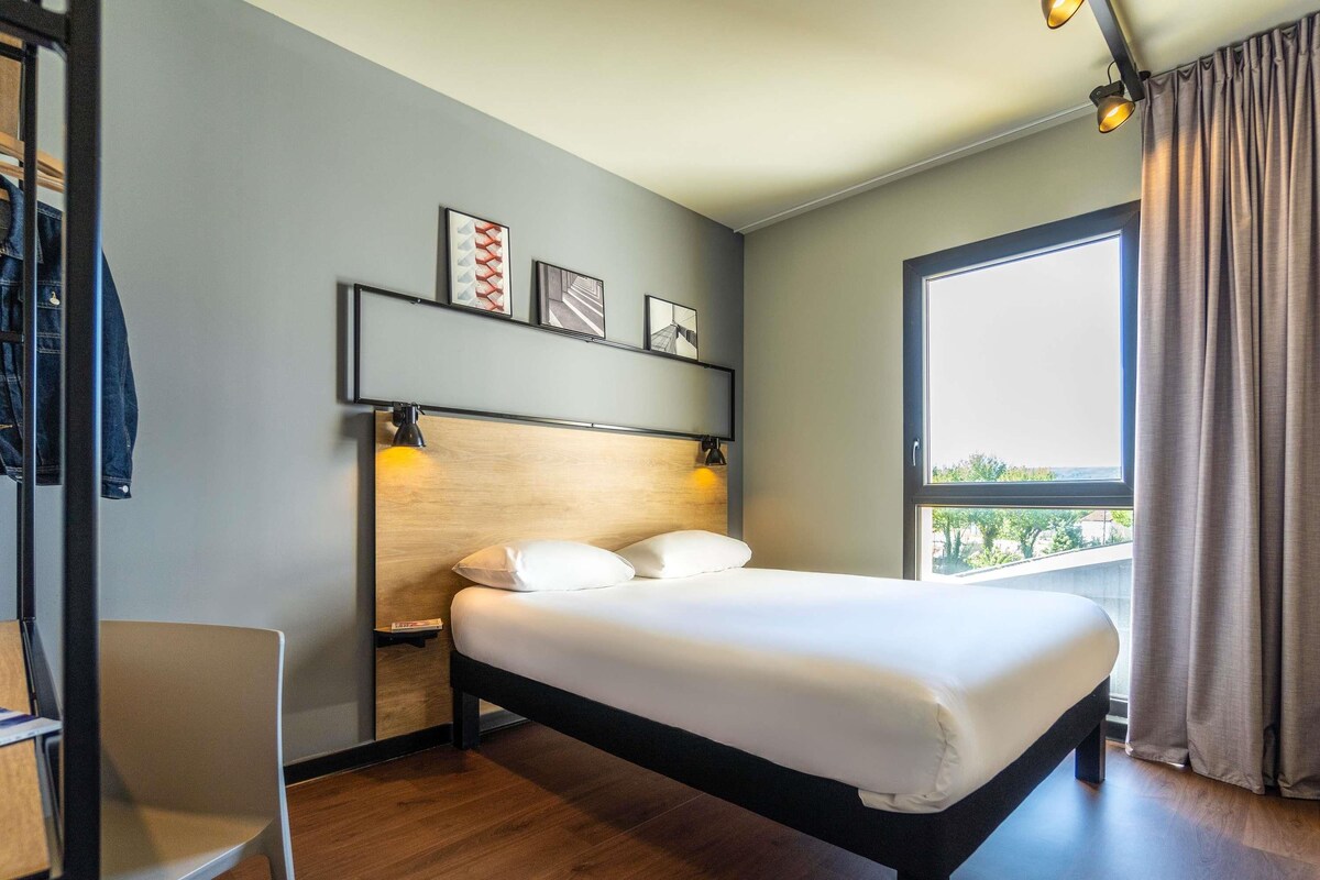 Minibar, escritorio, cortinas blackout y sistema de insonorización 